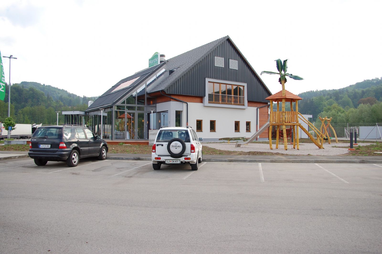 Pohled na Hip Hop Marche od benzínky.