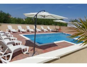 POOL HOUSE STIPE