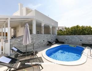 Apartmán s bazénem and jacuzzi
