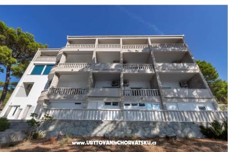 Pine Canopy Studios and Apartmány Brela Chorvatsko