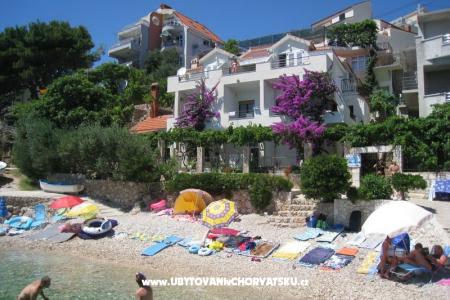 Bougainvillea beach house apartmani Omiš Chorvatsko